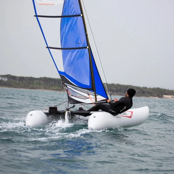 MiniCat 420 Evoque Aufblasbarer Katamaran Segelboot 3 MiniCat 420 Evoque Aufblasbarer Katamaran Segelboot – Bild 3