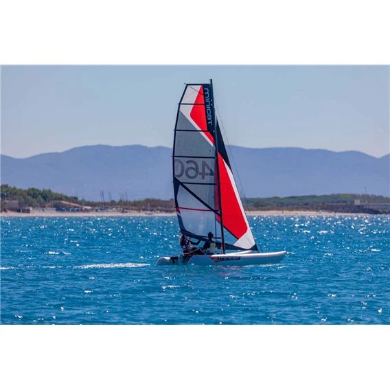 MiniCat 460 Elite Aufblasbarer Katamaran Mit Carbonmast Segelboot 2 MiniCat 460 Elite Aufblasbarer Katamaran Mit Carbonmast Segelboot – Bild 2